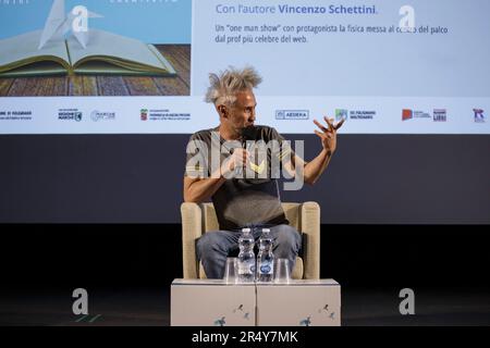 Il prof. Vincenzo Schettini, auteur de 'la fisica che ci piace', noto al grande pubblico grazie ai social presenta il suo libraro a LibArte 2023, un festival di eventi dedicati alla creatività in ogni sua espressione. Folignano (AP), Palazzetto dello sport - Marche, Italie - 30/05/2023. Banque D'Images