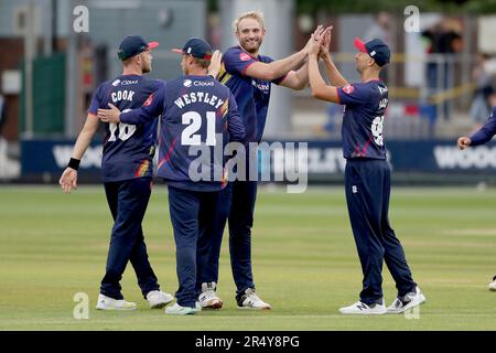Paul Walter d'Essex célèbre avec ses coéquipiers après avoir pris le cricket de Grant Roelofsen pendant Essex Eagles vs Gloucestershire, Vitality Blast Banque D'Images