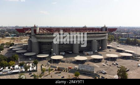 Vue aérienne du Stadio Giuseppe Meazza, connu sous le nom de stade San Siro à Milan, qui abrite l'AC Milan FC et l'Inter Milan FC. Il était aussi connu une fois sous le nom de Stadio Comunale di San Siro Banque D'Images