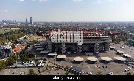 Vue aérienne du Stadio Giuseppe Meazza, connu sous le nom de stade San Siro à Milan, qui abrite l'AC Milan FC et l'Inter Milan FC. Il était aussi connu une fois sous le nom de Stadio Comunale di San Siro Banque D'Images