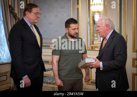 Kiev, Ukraine. 30th mai 2023. Le président ukrainien, Volodymyr Zelenskyy, au centre, reçoit le prix mondial du citoyen par le directeur général du Conseil de l'Atlantique, Frederick Kemp, à gauche, et le président du Conseil de l'Atlantique, John Rogers, à droite, au Palais Mariinsky, à 30 mai 2023, à Kiev, en Ukraine. Crédit: Pool photo/Bureau de presse présidentiel ukrainien/Alamy Live News Banque D'Images