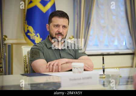 Kiev, Ukraine. 30th mai 2023. Le président ukrainien Volodymyr Zelenskyy écoute lors d'une réunion avec des membres du Conseil atlantique non partisan au Palais Mariinsky, à 30 mai 2023, à Kiev, en Ukraine. Le conseil a par la suite décerné à Zelenskyy le prix Global Citizen. Crédit: Pool photo/Bureau de presse présidentiel ukrainien/Alamy Live News Banque D'Images