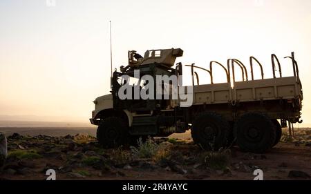 CAMP LEMONNIER, Djibouti (22 février 2023) les marins affectés à l'escadron de sécurité maritime 8 participent à un exercice d'armes à feu en direct au complexe de la chaîne Arta Mer, Djibouti, le 22 février. La Force expéditionnaire maritime est une capacité de base de la Marine qui assure la sécurité portuaire et portuaire, la sécurité des biens de grande valeur et la sécurité maritime dans les voies navigables côtières et intérieures. Le camp Lemonnier sert de base expéditionnaire pour les forces militaires américaines qui fournissent, soutiennent les navires, les aéronefs et le personnel qui assurent la sécurité dans toute l'Europe, l'Afrique et l'Asie du Sud-Ouest. CLdJ ena Banque D'Images