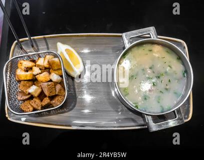 Chikhirtma, une soupe géorgienne traditionnelle. Brasserie Restaurant Batumi Georgia Banque D'Images