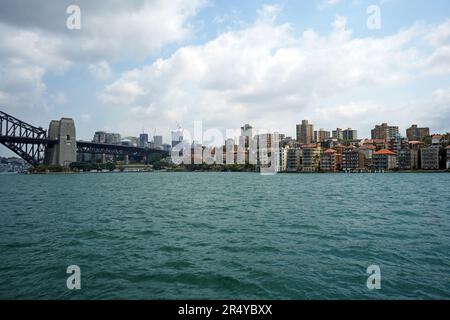 Vue sur Kirribilli depuis le ferry, une banlieue portuaire sur la Basse Côte Nord du port de Sydney. Banque D'Images