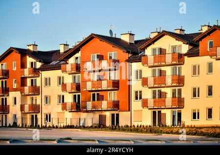 Tychy, Pologne - 29 avril 2016: Nouveaux logements dans la ville de Tychy, Pologne. Vue publique sur un immeuble d'appartements récemment construit dans la zone verte. Banque D'Images