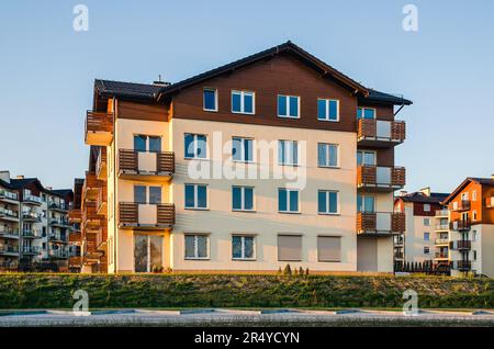 Tychy, Pologne - 29 avril 2016: Nouveaux logements dans la ville de Tychy, Pologne. Vue publique sur un immeuble d'appartements récemment construit dans la zone verte. Banque D'Images