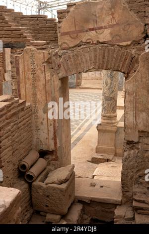 Les tuyaux des systèmes de plomberie et de chauffage, et les traces de peintures murales délicates restent dans les maisons de terrasse, Ephèse, Turquie. Banque D'Images