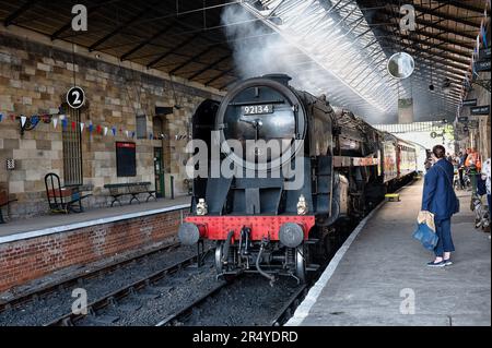 92134 train à vapeur se déplaçant à la gare de Pickering avec des passagers sur le chemin de fer North Yorkshire Moors, Yorkshire, Royaume-Uni Banque D'Images