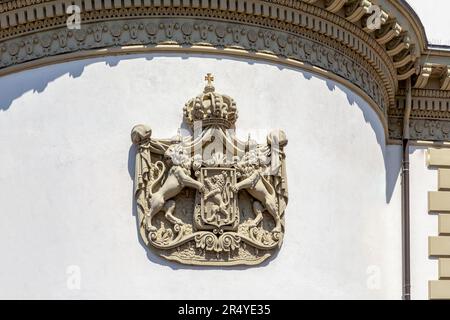 Wiesbaden, Allemagne - 18 mai 2023 : les armoiries hessies, un symbole avec des lions forts et une couronne au mur blanc du Parlement historique. Banque D'Images