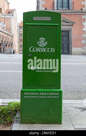 Madrid, Espagne - 05 juin 2018 : boîte aux lettres verte espagnole dans le centre-ville. Banque D'Images