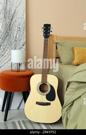 Intérieur élégant de la chambre de l'adolescent avec lit confortable et guitare Banque D'Images