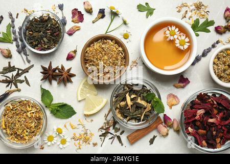 Composition de la couche plate avec du thé fraîchement préparé et des feuilles sèches sur une table légère Banque D'Images