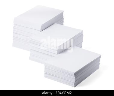Piles de feuilles de papier sur fond blanc Banque D'Images