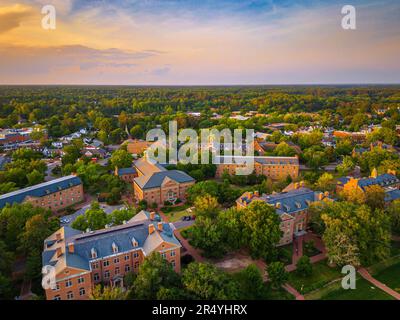 Williamsburg, Virginie, USA centre-ville d'en haut à la tombée de la nuit. Banque D'Images
