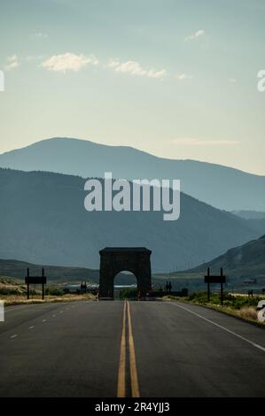 Silhouette de Roosevelt Arch et des montagnes environnantes en fin d'après-midi lumière à l'extérieur de Yellowstone Banque D'Images