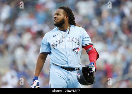 26 mai 2023, Minneapolis, Minnesota, États-Unis : 26 mai 2023, Minneapolis, Minnesota, États-Unis : Vladimir Guerrero Jr., premier basan des Blue Jays de Toronto (27), à la première base pendant le match sur le terrain de Target. Crédit obligatoire: Bruce Fedyck Zuma Press (image de crédit: © Bruce Fedyck/ZUMA Press Wire) USAGE ÉDITORIAL SEULEMENT! Non destiné À un usage commercial ! Banque D'Images