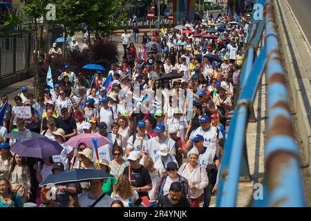 Bucarest, Roumanie. 30th mai 2023 : jusqu'à 20 000 employés du système éducatif, principalement des enseignants, marchent sur la route entre le siège du Gouvernement roumain et le Palais présidentiel de Bucarest, dans la deuxième semaine de la grève nationale. Plusieurs fédérations syndicales de l'éducation ont entamé une grève nationale sur 22 mai, exigeant des salaires plus élevés et de meilleures conditions de travail. Credit: Lucien Alecu/Alamy Live News Banque D'Images