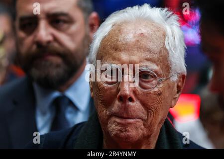 Milan, Italie. 29th mai 2023. Giorgio Armani regarde pendant le LBA Lega basket A 2022/23 semi-finales jeu 2 entre EA7 Emporio Armani Milan et Dinamo Sassari Banco di Sardegna au Forum de Mediolanum. (Résultats finaux ; EA7 Milan 80 | 75 Dinamo Sassari). Crédit : SOPA Images Limited/Alamy Live News Banque D'Images