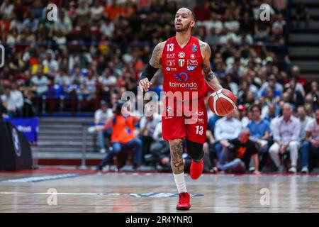Milan, Italie. 29th mai 2023. Shabazz Napier #13 de EA7 Emporio Armani Milan en action pendant le LBA Lega basket A 2022/23 semi-finales jeu 2 entre EA7 Emporio Armani Milan et Dinamo Sassari Banco di Sardegna au Forum de Mediolanum. (Résultats finaux ; EA7 Milan 80 | 75 Dinamo Sassari). Crédit : SOPA Images Limited/Alamy Live News Banque D'Images