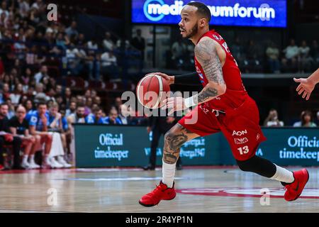 Milan, Italie. 29th mai 2023. Shabazz Napier #13 de EA7 Emporio Armani Milan en action pendant le LBA Lega basket A 2022/23 semi-finales jeu 2 entre EA7 Emporio Armani Milan et Dinamo Sassari Banco di Sardegna au Forum de Mediolanum. (Résultats finaux ; EA7 Milan 80 | 75 Dinamo Sassari). (Photo de Fabrizio Carabelli/SOPA Images/Sipa USA) crédit: SIPA USA/Alay Live News Banque D'Images