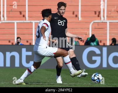 MENDOZA, 31 mai 2023 (Xinhua) -- Jonathan Gomez (L) des États-Unis rivalise avec Lukas Kelly-Heald de Nouvelle-Zélande lors de la coupe du monde FIFA U20 ronde de 16 match entre les États-Unis et la Nouvelle-Zélande à Mendoza, en Argentine, au 30 mai 2023. (TELAM/document via Xinhua) Banque D'Images