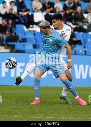 MENDOZA, 31 mai 2023 (Xinhua) -- Jakhongir Urozov (retour) d'Ouzbékistan vies avec Dor Turgeman d'Israël pendant la coupe du monde FIFA U20 cycle de 16 match entre l'Ouzbékistan et Israël à Mendoza, Argentine, 30 mai 2023. (TELAM/document via Xinhua) Banque D'Images