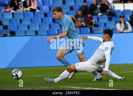 MENDOZA, 31 mai 2023 (Xinhua) -- Jakhongir Urozov (R) d'Ouzbékistan vies avec Omer Senior d'Israël pendant la coupe du monde FIFA U20 cycle de 16 match entre l'Ouzbékistan et Israël à Mendoza, Argentine, 30 mai 2023. (TELAM/document via Xinhua) Banque D'Images