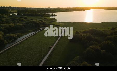 Vue aérienne de Pateira de Espinhel au coucher du soleil à Agueda, Aveiro - Portugal. Banque D'Images