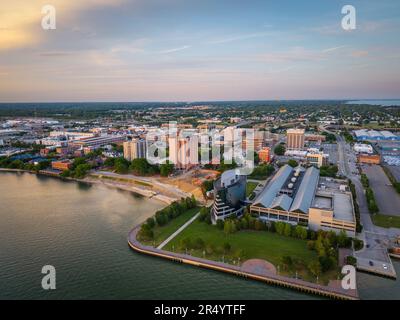 Newport News, Virginie, États-Unis d'en haut à la tombée de la nuit. Banque D'Images