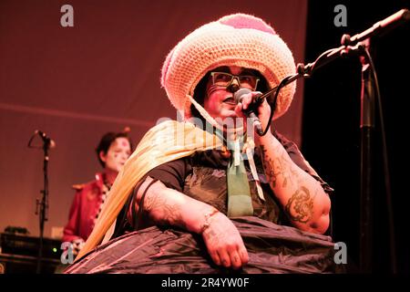 Londres, Royaume-Uni. 29th mai 2023. Kimya Dawson, auteure-compositrice-chanteuse folk américaine, et la moitié du groupe de rock duo folklorique lo-fi indépendant The Moldy Peaches qui se produit en direct au Roundhouse à Londres. Adam Green et Kimya Dawsom avec le groupe indépendant alternatif de New York The Moldy Peaches se réunissent pour se produire pour la première fois en tant que groupe depuis 20 ans. Crédit : SOPA Images Limited/Alamy Live News Banque D'Images