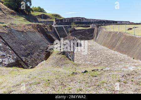 Cholula, à Puebla, au Mexique, abrite la plus grande pyramide du monde, encore en grande partie non excavée Banque D'Images