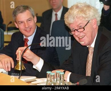 CLASSÉ - 01 décembre 1998, Hesse, FrankfurtMain: Wim Duisenberg (r), alors président de la Banque centrale européenne (BCE), sonne la cloche lors de la réunion du Conseil de la Banque centrale à Francfort sur le 1 décembre 1998; le vice-président Christian Noyer est photographié à gauche. Une cérémonie qui se tiendra mercredi à Francfort (24 mai 2023) commémorera la fondation de la Banque centrale européenne (BCE) il y a 25 ans. Photo: Arne Dedert/dpa Banque D'Images