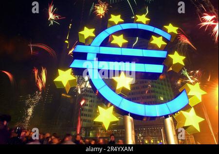 CLASSÉ - 01 janvier 2002, Hesse, FrankfurtMain: Des feux d'artifice explosent dans le ciel au-dessus de la sculpture géante de l'euro devant la Banque centrale européenne (BCE) à Francfort-sur-le-main le 1 janvier 2002, quelques instants après minuit. Le grand échange de monnaie avait commencé avec l'émission des billets en euros dans 12 pays européens le soir du nouvel an. Une cérémonie qui se tiendra mercredi à Francfort (24 mai 2023) commémorera la fondation de la Banque centrale européenne (BCE) il y a 25 ans. Photo : Boris Roessler/dpa Banque D'Images