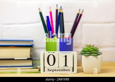 1 septembre dans un calendrier en bois sur une table ou une étagère.Retour à l'école .Calendrier de septembre. Automne Banque D'Images