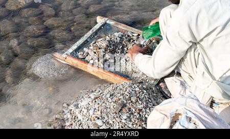 Tri et cueillette de pierres précieuses provenant des débris de fouilles de la mine d'émeraude swat dans la vallée de swat, au Pakistan. Banque D'Images