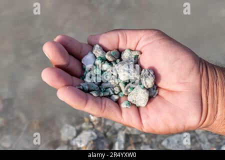 Recherche d'émeraude et de minéraux dans le lit de la vallée de swat, Pakistan Banque D'Images