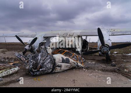 Kherson, Ukraine. 05th févr. 2023. Vue d'un avion détruit pendant les batailles de Kherson l'aéroport international de Kherson a été détruit pendant la première année de la guerre en Ukraine. L'aéroport a été pris par les troupes russes dans les premières semaines de l'invasion russe et est devenu une base russe sur le front sud. L'aéroport a été lourdement bombardé par les forces ukrainiennes et repris par les Ukrainiens en novembre de l'année dernière. Crédit : SOPA Images Limited/Alamy Live News Banque D'Images