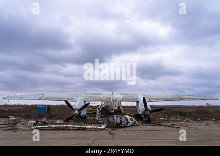 Kherson, Ukraine. 05th févr. 2023. Vue d'un avion détruit pendant les batailles de Kherson l'aéroport international de Kherson a été détruit pendant la première année de la guerre en Ukraine. L'aéroport a été pris par les troupes russes dans les premières semaines de l'invasion russe et est devenu une base russe sur le front sud. L'aéroport a été lourdement bombardé par les forces ukrainiennes et repris par les Ukrainiens en novembre de l'année dernière. Crédit : SOPA Images Limited/Alamy Live News Banque D'Images