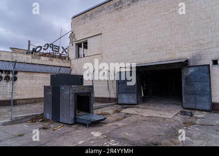 Kherson, Ukraine. 05th févr. 2023. Les machines à rayons X ont également été endommagées pendant les batailles à l'aéroport international de Kherson l'aéroport international de Kherson a été détruit pendant la première année de la guerre en Ukraine. L'aéroport a été pris par les troupes russes dans les premières semaines de l'invasion russe et est devenu une base russe sur le front sud. L'aéroport a été lourdement bombardé par les forces ukrainiennes et repris par les Ukrainiens en novembre de l'année dernière. Crédit : SOPA Images Limited/Alamy Live News Banque D'Images