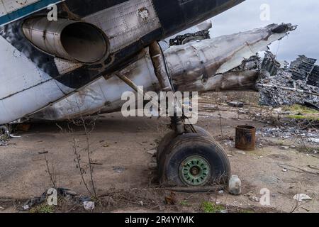 Kherson, Ukraine. 05th févr. 2023. Vue d'un avion détruit pendant les batailles de Kherson l'aéroport international de Kherson a été détruit pendant la première année de la guerre en Ukraine. L'aéroport a été pris par les troupes russes dans les premières semaines de l'invasion russe et est devenu une base russe sur le front sud. L'aéroport a été lourdement bombardé par les forces ukrainiennes et repris par les Ukrainiens en novembre de l'année dernière. Crédit : SOPA Images Limited/Alamy Live News Banque D'Images