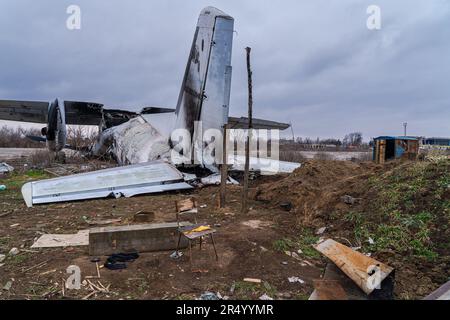 Kherson, Ukraine. 05th févr. 2023. Vue d'un avion détruit pendant les batailles de Kherson l'aéroport international de Kherson a été détruit pendant la première année de la guerre en Ukraine. L'aéroport a été pris par les troupes russes dans les premières semaines de l'invasion russe et est devenu une base russe sur le front sud. L'aéroport a été lourdement bombardé par les forces ukrainiennes et repris par les Ukrainiens en novembre de l'année dernière. Crédit : SOPA Images Limited/Alamy Live News Banque D'Images