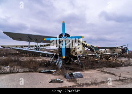 Kherson, Ukraine. 05th févr. 2023. Vue d'un avion détruit pendant les batailles de Kherson l'aéroport international de Kherson a été détruit pendant la première année de la guerre en Ukraine. L'aéroport a été pris par les troupes russes dans les premières semaines de l'invasion russe et est devenu une base russe sur le front sud. L'aéroport a été lourdement bombardé par les forces ukrainiennes et repris par les Ukrainiens en novembre de l'année dernière. Crédit : SOPA Images Limited/Alamy Live News Banque D'Images