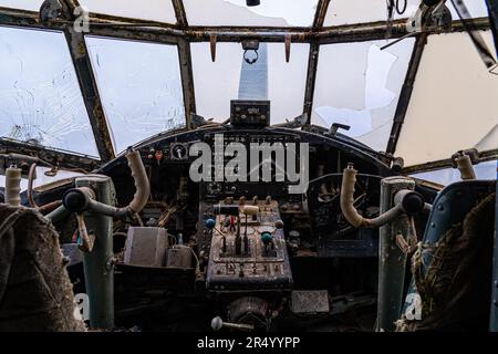 Kherson, Ukraine. 05th févr. 2023. Vue d'un avion détruit pendant les batailles de Kherson l'aéroport international de Kherson a été détruit pendant la première année de la guerre en Ukraine. L'aéroport a été pris par les troupes russes dans les premières semaines de l'invasion russe et est devenu une base russe sur le front sud. L'aéroport a été lourdement bombardé par les forces ukrainiennes et repris par les Ukrainiens en novembre de l'année dernière. (Photo de Yan Boechat/SOPA Images/Sipa USA) crédit: SIPA USA/Alay Live News Banque D'Images