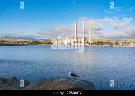 Baie Morro, Californie, États-Unis - 27 mai 2021 Plage rocheuse et anciennes centrales électriques dont les trois grands cheminées peuvent être vues de n'importe où dans la baie Morro. MoRR Banque D'Images