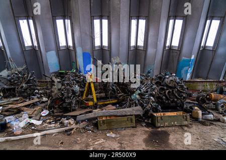 Kherson, Ukraine. 5th févr. 2023. Stockage de moteurs d'avion vu dans un demi-bâtiment détruit à l'aéroport de Kherson l'aéroport international de Kherson a été détruit pendant la première année de la guerre en Ukraine. L'aéroport a été pris par les troupes russes dans les premières semaines de l'invasion russe et est devenu une base russe sur le front sud. L'aéroport a été lourdement bombardé par les forces ukrainiennes et repris par les Ukrainiens en novembre de l'année dernière. (Credit image: © Yan Boechat/SOPA Images via ZUMA Press Wire) USAGE ÉDITORIAL SEULEMENT! Non destiné À un usage commercial ! Banque D'Images