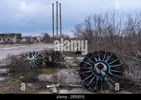 Kherson, Ukraine. 5th févr. 2023. Des restes de vieux avions sont vus éparpillés le long de l'aéroport l'aéroport international de Kherson a été détruit pendant la première année de la guerre en Ukraine. L'aéroport a été pris par les troupes russes dans les premières semaines de l'invasion russe et est devenu une base russe sur le front sud. L'aéroport a été lourdement bombardé par les forces ukrainiennes et repris par les Ukrainiens en novembre de l'année dernière. (Credit image: © Yan Boechat/SOPA Images via ZUMA Press Wire) USAGE ÉDITORIAL SEULEMENT! Non destiné À un usage commercial ! Banque D'Images