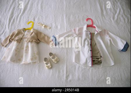 Le fond de baptême avec des vêtements de baptême pour bébé fille et tout-petit Banque D'Images