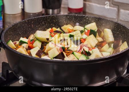 Cuisine française salade de ratatouille dans une poêle à gaz Banque D'Images