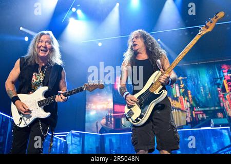 Prague, République tchèque. 30th mai 2023. Les guitaristes L-R Dave Murray et Steve Harris du groupe britannique de métaux lourds Iron Maiden se produit lors du concert du groupe Within the future Past Tour 2023, sur 30 mai 2023, à l'arène O2 de Prague, en République tchèque. Crédit : vit Simanek/CTK photo/Alay Live News Banque D'Images